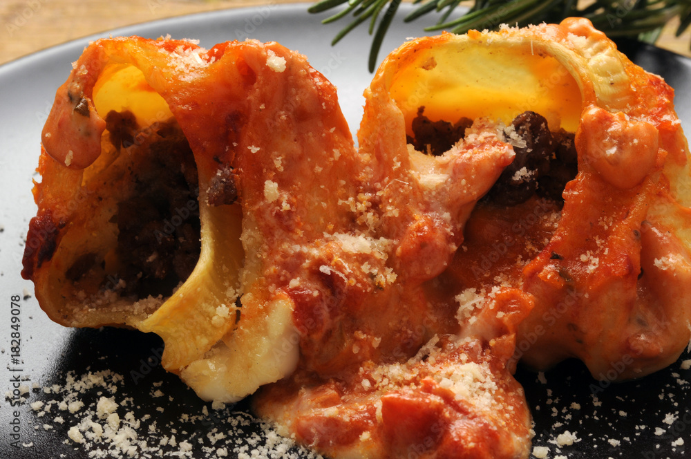 Pasta ripiena al forno Baked pasta Cuit au four de pâtes farcies horno