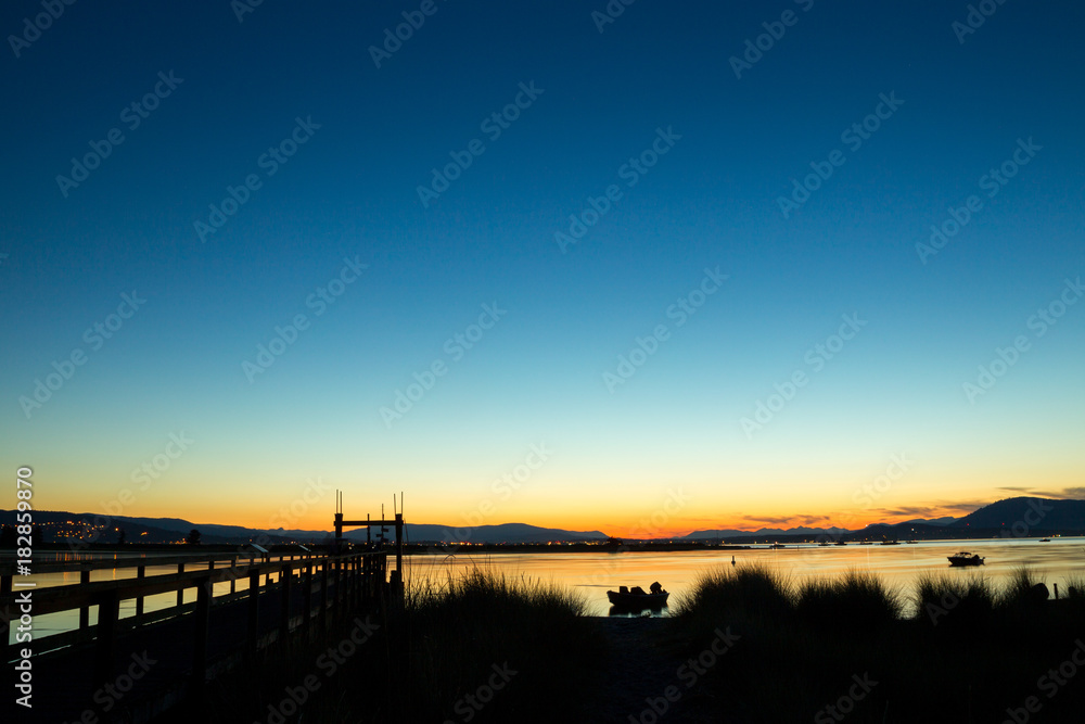 Stimmungsvolles Licht nach dem Sonnenuntergang auf Sidney Island, Vancouver Island, British Columbia, Kanada.