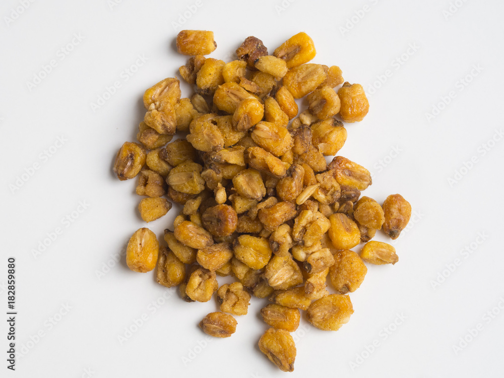 Obraz premium Toasted corn on white background