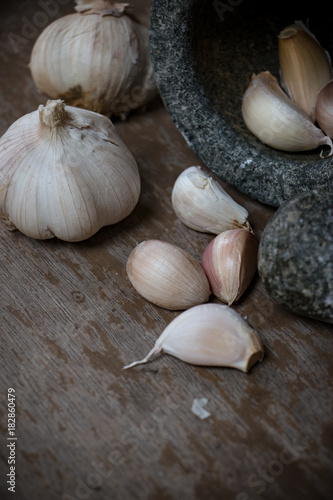 Fresh Garlic bulb  the raw garlic on the wooden background. Around the world  people used garlics in every cuisine. It can used as an effective form of plant-based medicine in many ways.