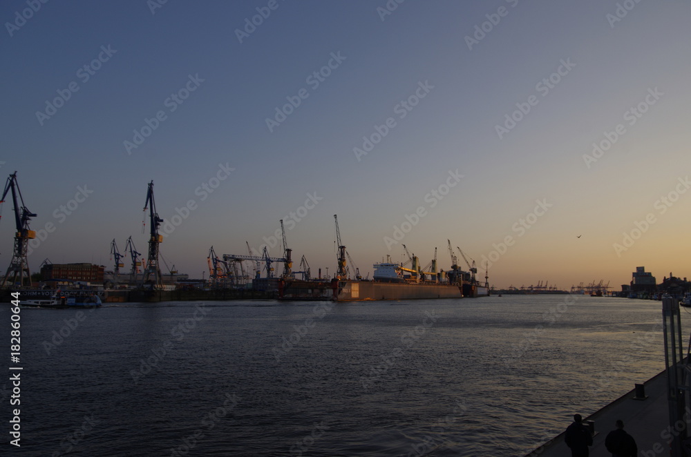 Fototapeta premium ハンブルク港マジックアワー