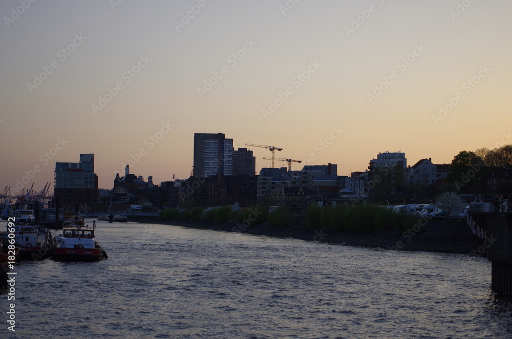 Naklejka premium ハンブルク港マジックアワー