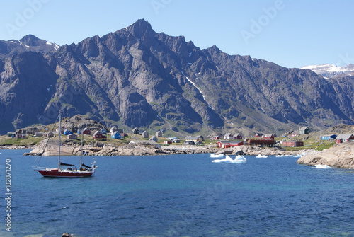 Greenland,: bay with an inuit village and a sailing boat © Erwin Barbé