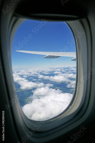 Blick aus einer Flugzeugkabine auf Wolkenlandschaft und Spitze der Tragfläche © Dietlinde DuPlessis