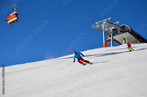 Skifahren auf Piste mit Sessellift