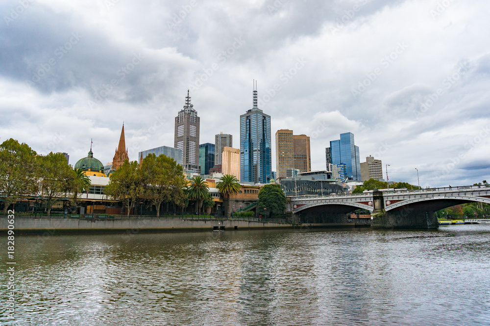 Melbourne cityscape and Yarra river at autumn