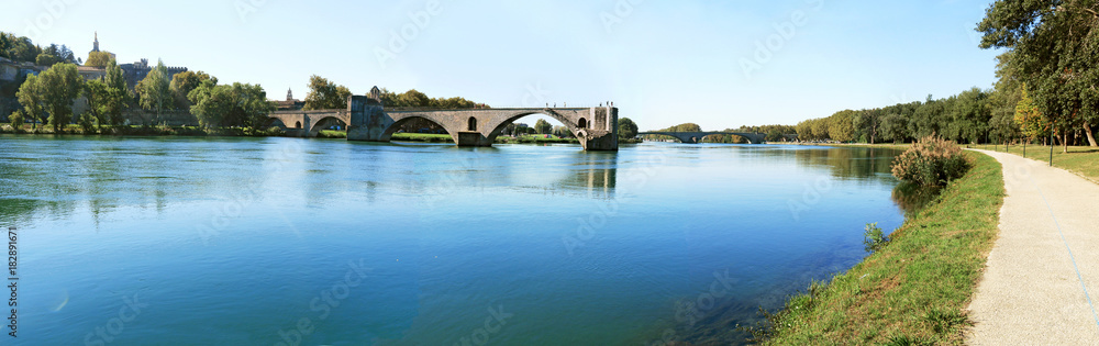 Le Rhône Au vieux pont d'Avignon