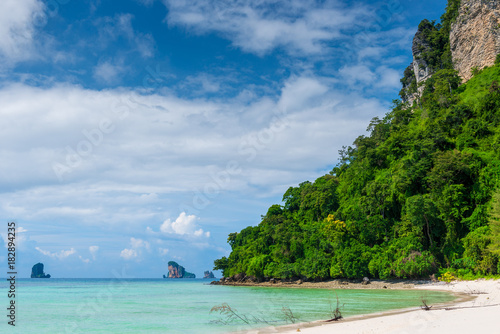 photo of a beautiful Thailand landscape, Poda island on a sunny day © kosmos111