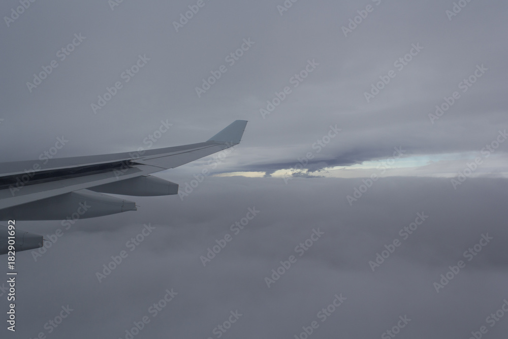 Fototapeta premium Vol dans les nuages