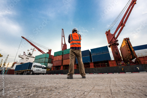 Fotografía container ship in port terminal in duty loading discharging the contains tranfer