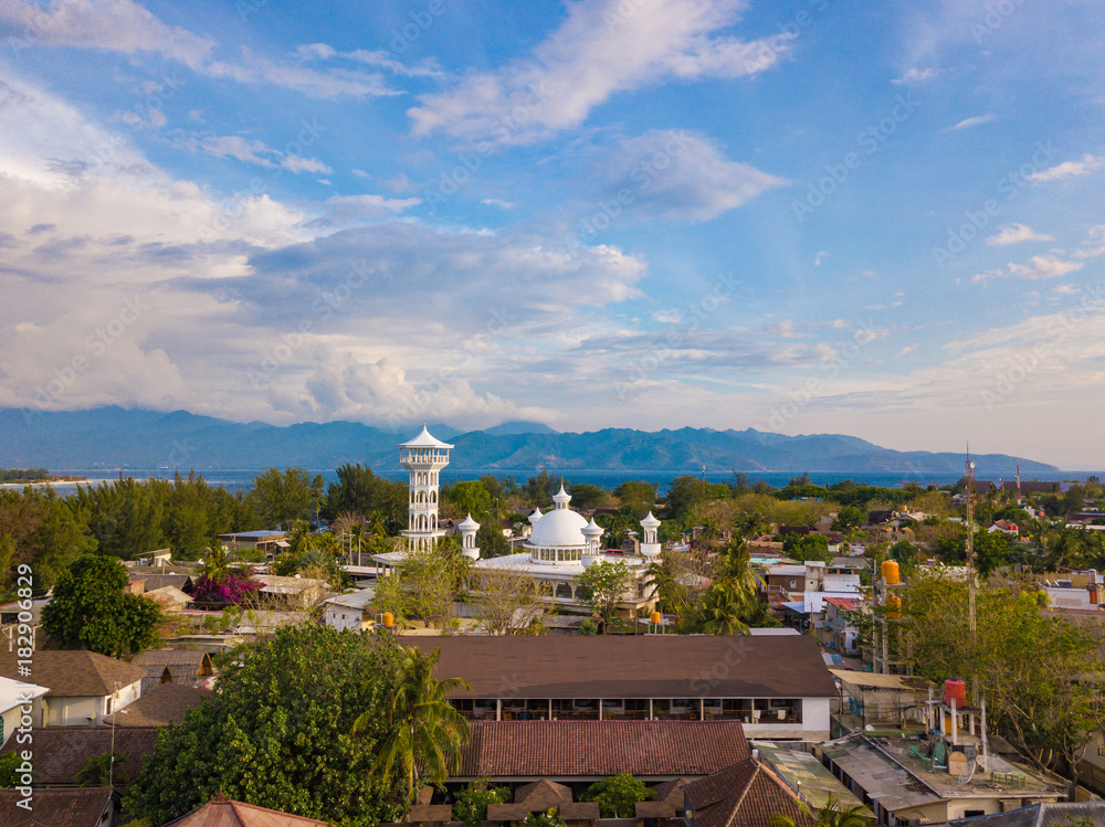 Obraz premium Aerial view to Baiturrahman Mosque on Gili Trawangan island, Indonesia