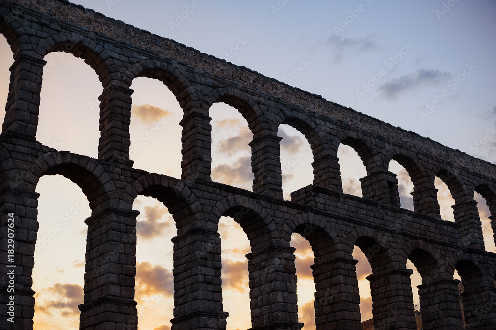 Acueducto romano al atardecer, Segovia, Spain. Acueducto romano al atardecer, Segovia, Spain.