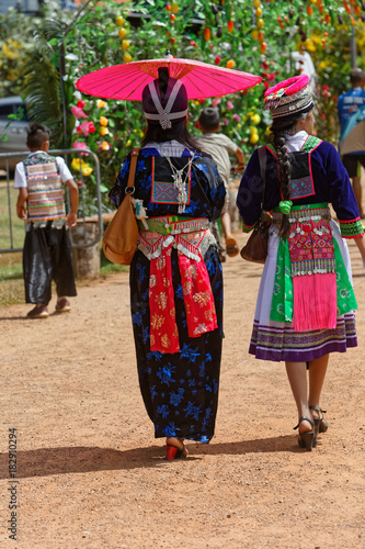Le peuple hmong du bourg de Cacao en Guyane française, habillé en traditionnel pour le nouvel an hmong