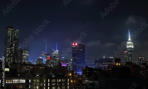 Night view of Manhattan skyline taken from a rooftop placed in the south-western corner of the island. © nachosuko
