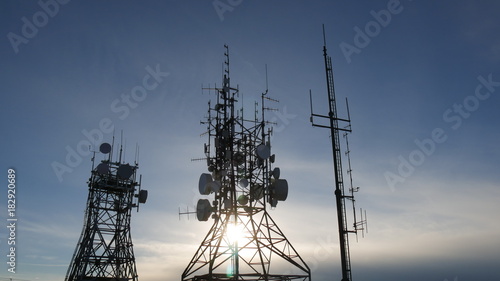 Antenne di trasmissione etere satellite radio e tv al tramonto photo