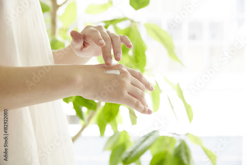 女性の手　スキンケア photo