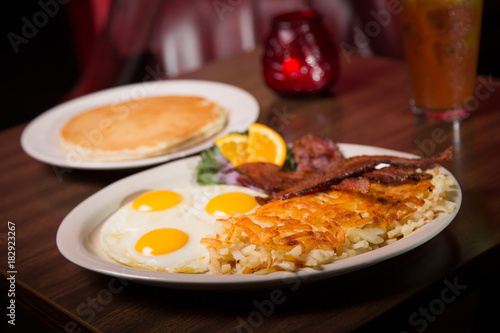 Canvas-taulu Grand slam breakfast of sunny side up eggs with hash browns and bacon