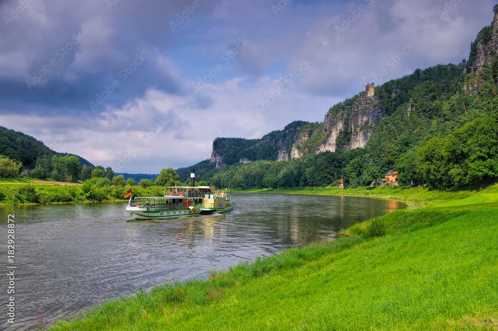 Fototapeta premium Elbsandsteingebirge Elbe mit Schiff - Elbe sandstone mountains, river and ship