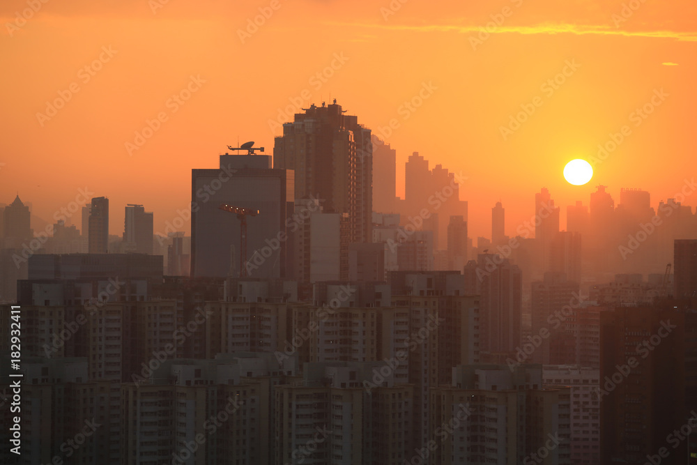 Fototapeta premium horizon sunset in hong kong with housing background