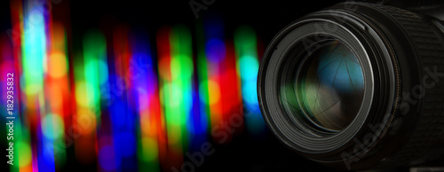 Obraz na płótnie Photo lens and black background with individual light blur w salonie