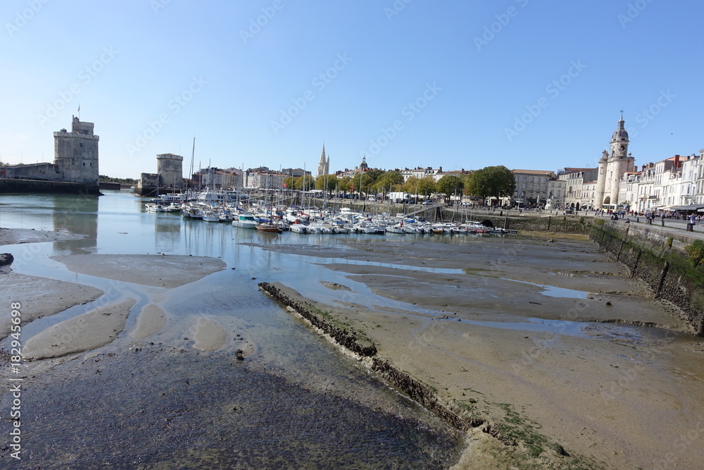 Ebbe im Hafen von La Rochelle