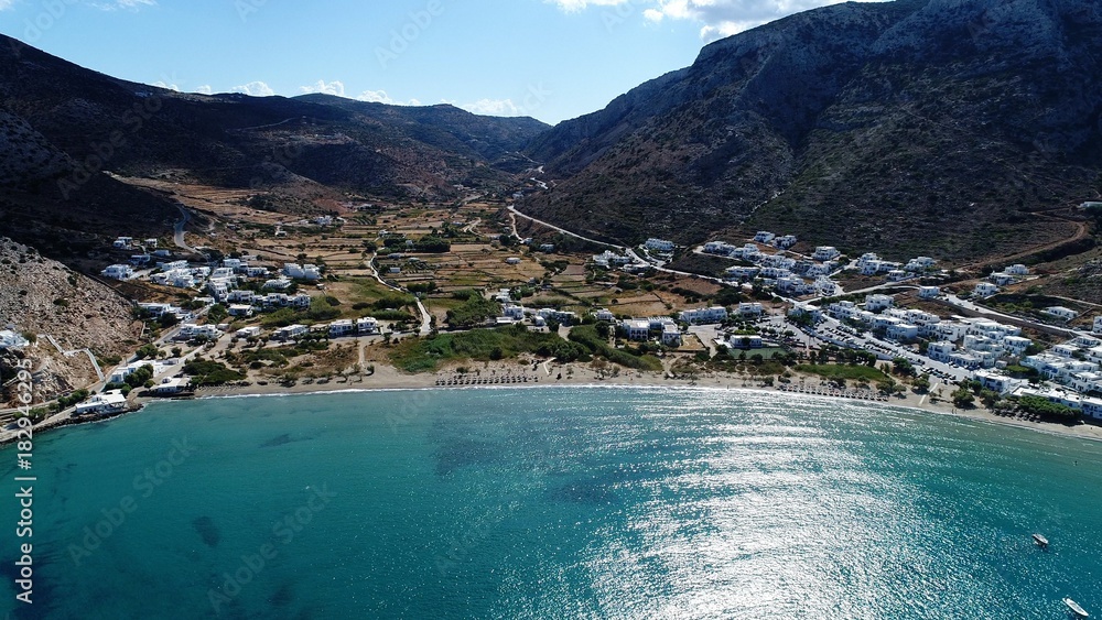 Naklejka premium Grèce Cyclades île de Sifnos Kamares vu du ciel