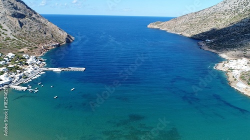 Grèce Cyclades île de Sifnos Kamares vu du ciel photo