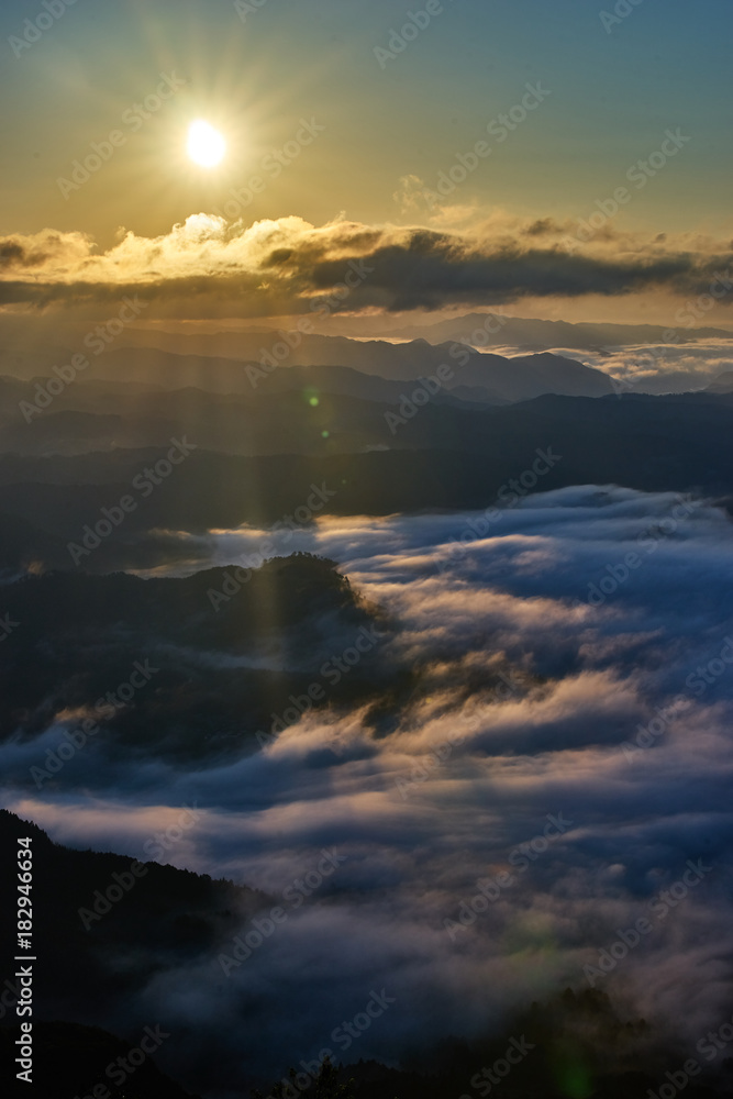 大佐山から望む日の出と雲海