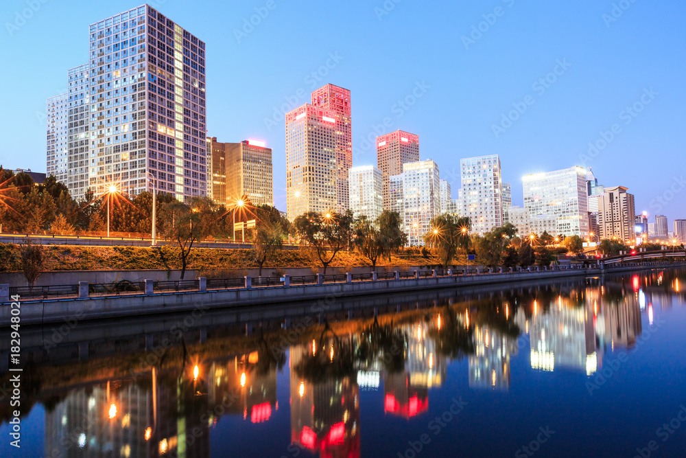 Obraz premium Business district office buildings and water reflection in Beijing at night