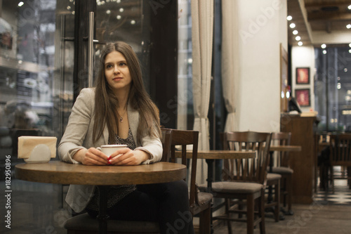 the girl sits in a cafe