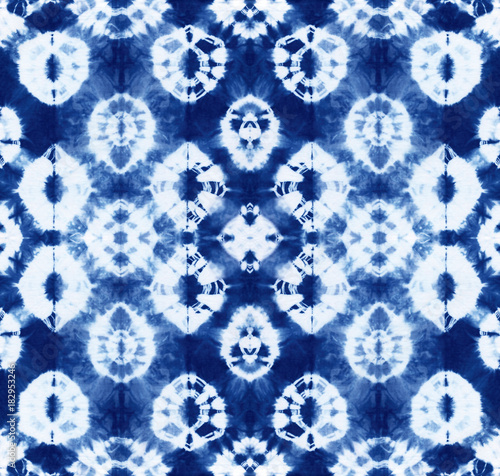 Foto Seamless pattern, abstract tie dyed fabric of indigo color on white cotton