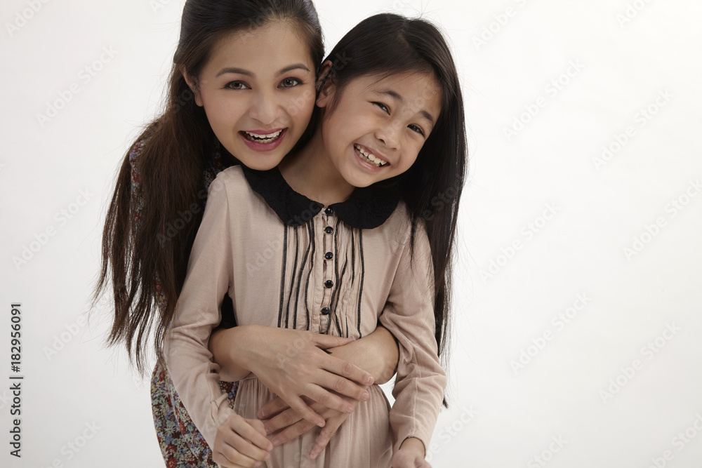mother huuging daughter mother huuging daughter