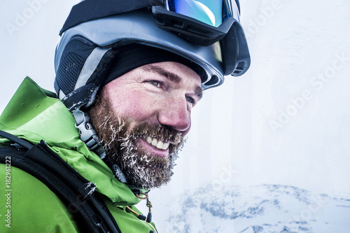 Portrait Skifahrer mit vereistem Bart