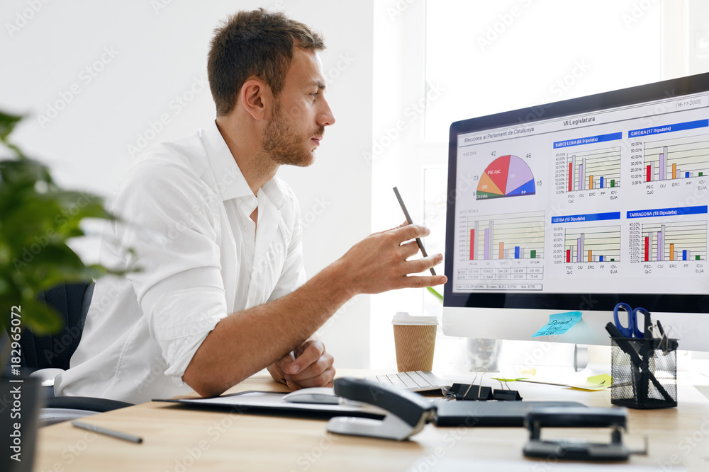 Obraz premium Young Business Man Working On Computer In Office.
