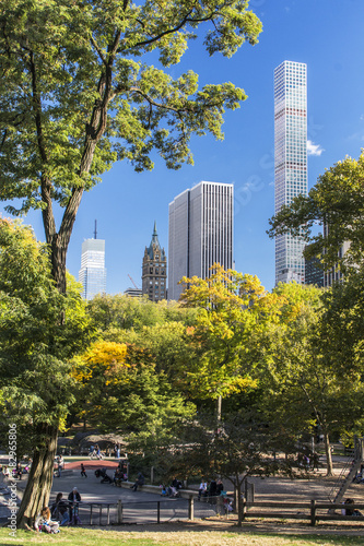 "Central Park" im Herbst mit Hochhäusern von New York in den USA.