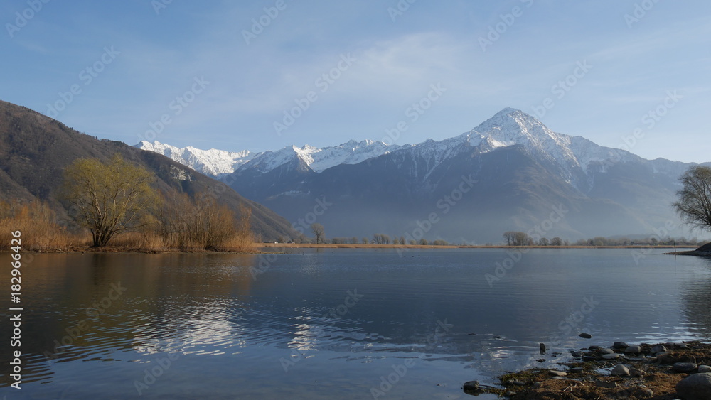 Panorama del lago di Mezzola con il Monte Legnone