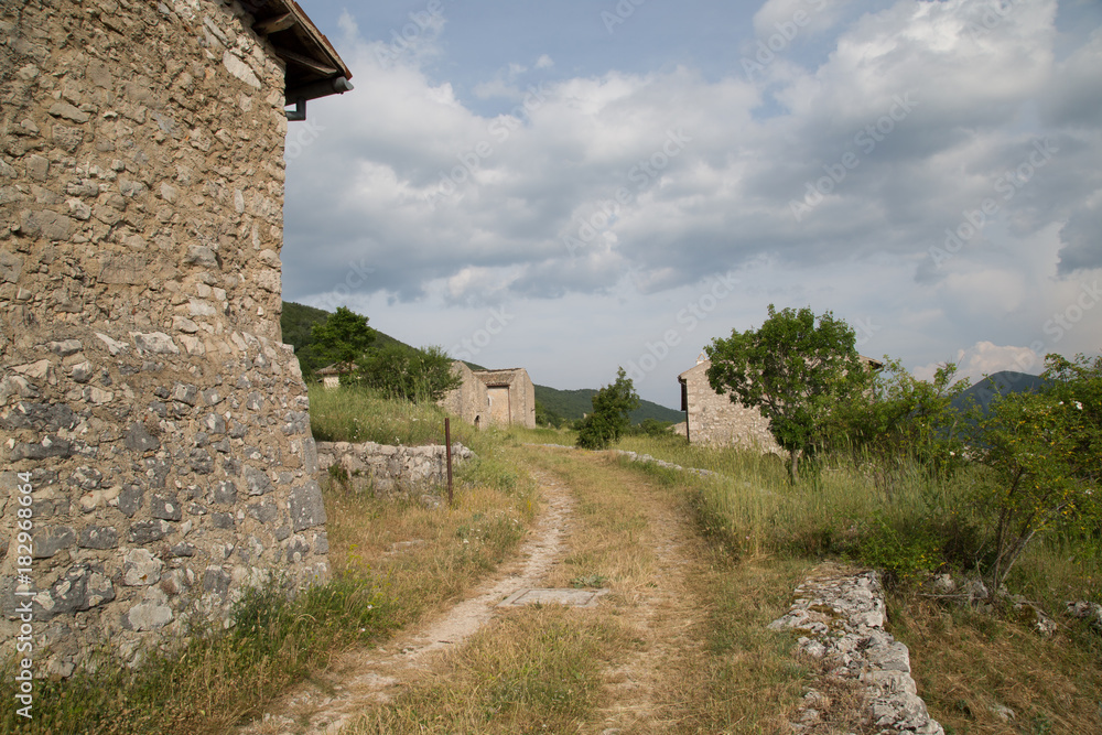 Sentiero, Antiche case restaurate in un villaggio di montagna abbandonato, Centro Italia 
