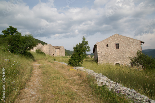 Sentiero, Antiche case restaurate in un villaggio di montagna abbandonato, Centro Italia  © nidafoto