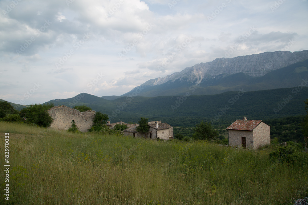 Antiche case restaurate in un villaggio di montagna abbandonato, Centro Italia 
