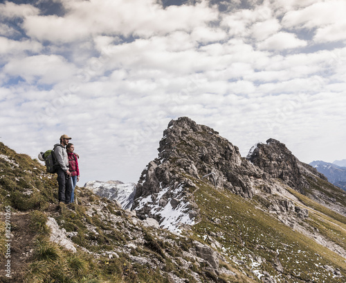 Germany, Bavaria, Oberstdorf, two hikers in alpine scenery © Westend61