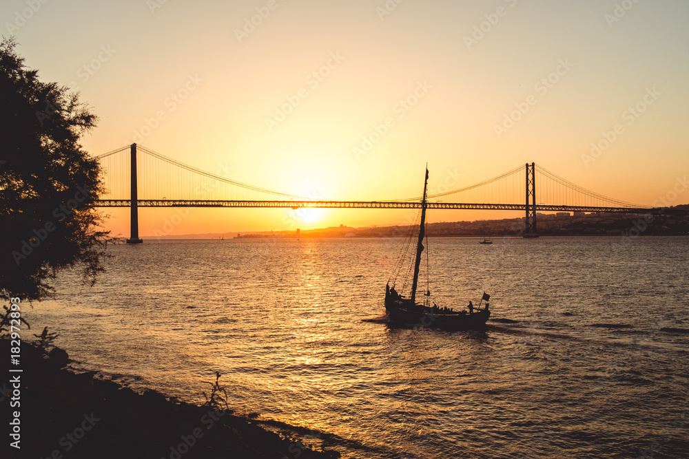 Obraz premium Boat in Tejo river