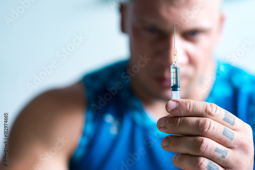 Professioanl bodybuilder going to make an injection photo