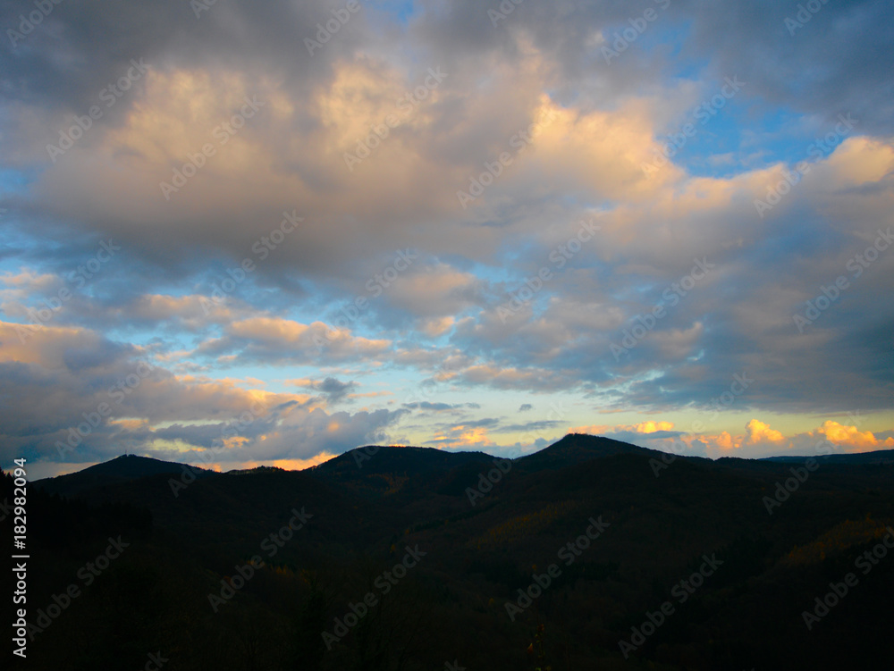 Wolken im Siebengebirge bei Goldener Stunde