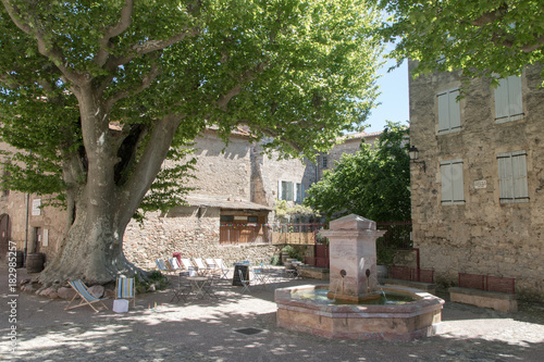 Place ombragée et fontaine à Caunes-Minervois photo