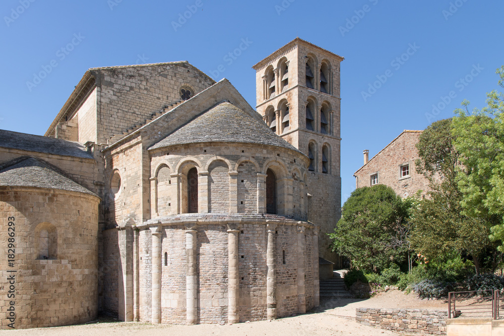 Le chevet et le clocher de l'église abattiale de Caunes-Minervois