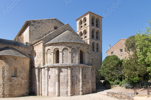 Le chevet et le clocher de l'église abattiale de Caunes-Minervois © olivierguerinphoto