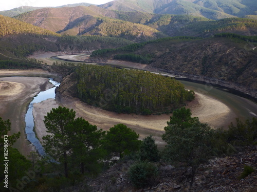 Meandro Melero en Riomalo de Abajo,las Hurdes (Extremadura, España) Fotografia aerea con Drone