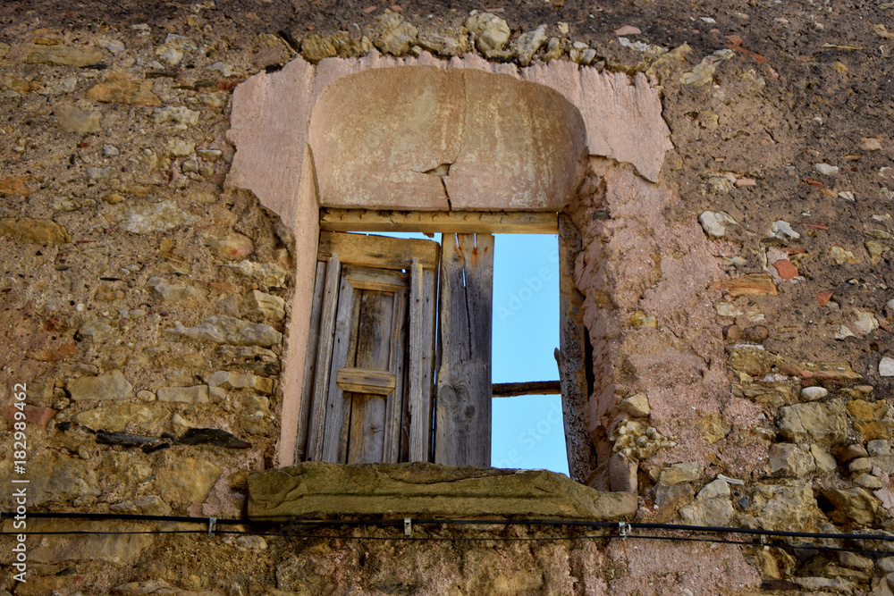 Ventana de edificio en ruinas en Vilanova de Prades (Tarragona) 