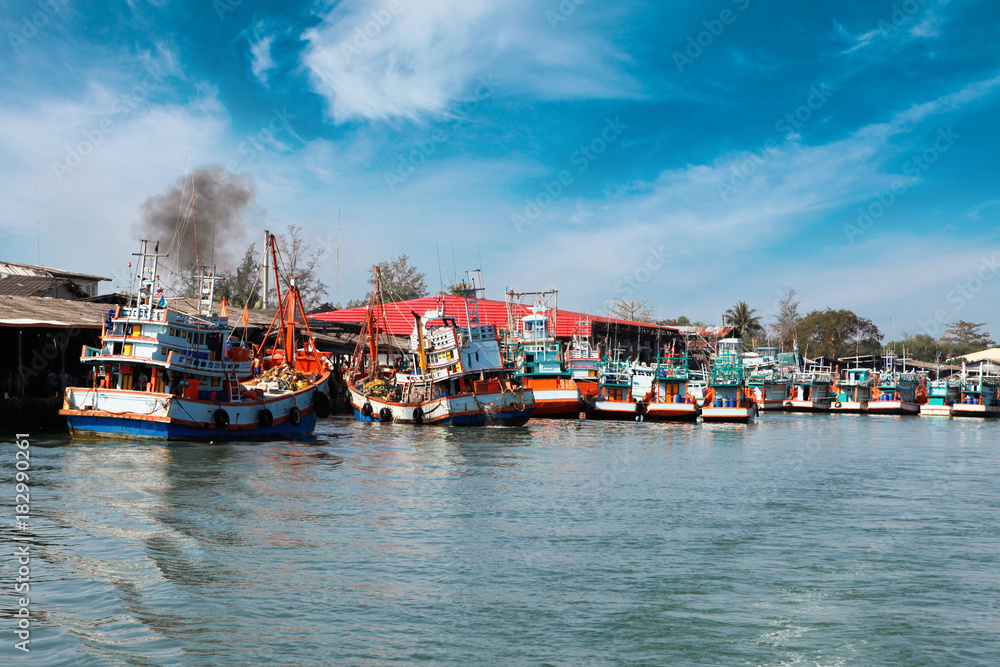 Obraz premium Chumphon, Thailand - 9 February 2014: Fishing boats at the coastal fishing villages. Preparation sea fishing