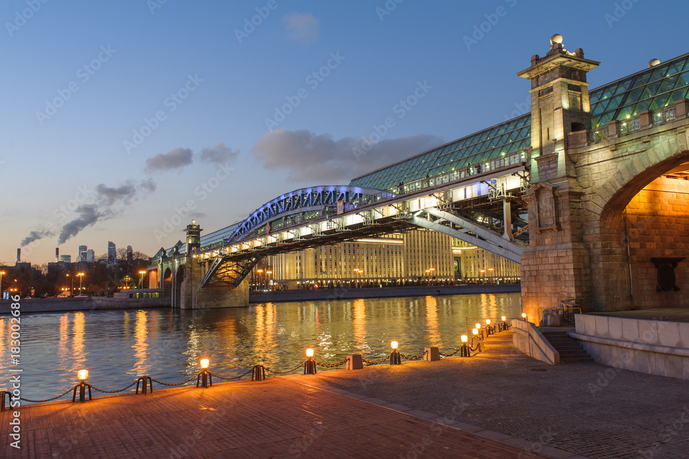 Fototapeta premium Bridge in Moscow in the evening